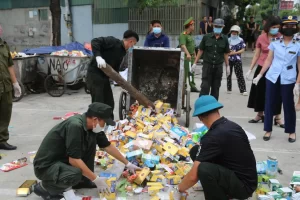 Cơ quan chức năng xử lý hiện trường thực phẩm chức năng bị đổ trộm tại Quảng Ninh